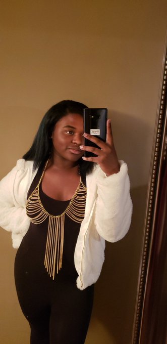 Who tf takes mirror selfies https://t.co/p8SK2WWfSc