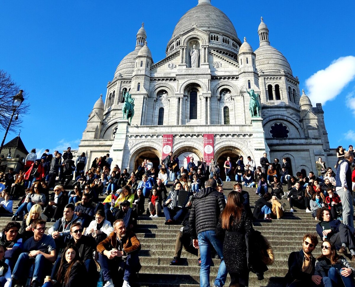 le_Parisien's tweet photo. Voici une photo prise aujourd'hui à 16 h à Montmartre, sur les marches du Sacré-Coeur, lors de ce premier jour de distanciation sociale contre le #coronavirus https://t.co/ogQHPzJO14 https://t.co/UZVPH04FQY