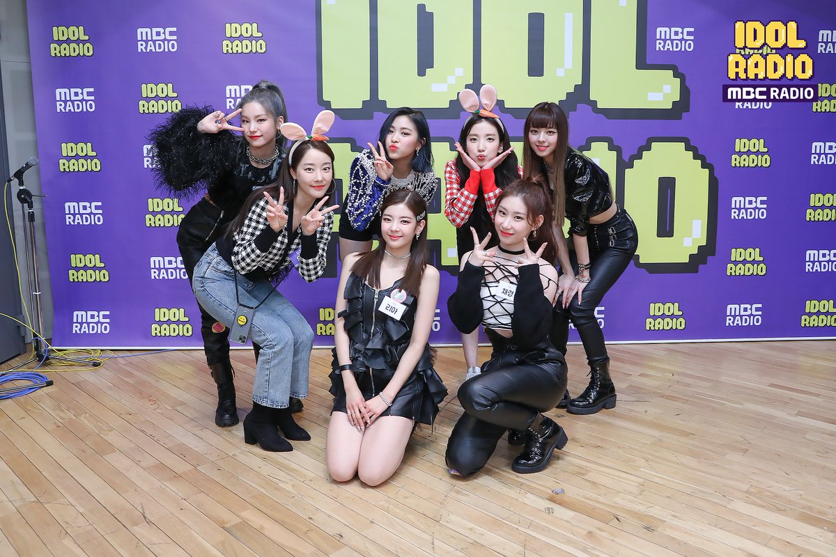 jullieitzy's tweet photo. #⃞⃝주리야 ⋆

        we had a good time when do broadcast at the mc idol radio which was held on march, 12th 2020. 💫 yuna tell some confessions and it made us feel touched. i feel grateful to be part of itzy. thank you dj woori and jisook sunbae-nim for accompany us! 🖤 https://t.co/wcvnO0Ebzw