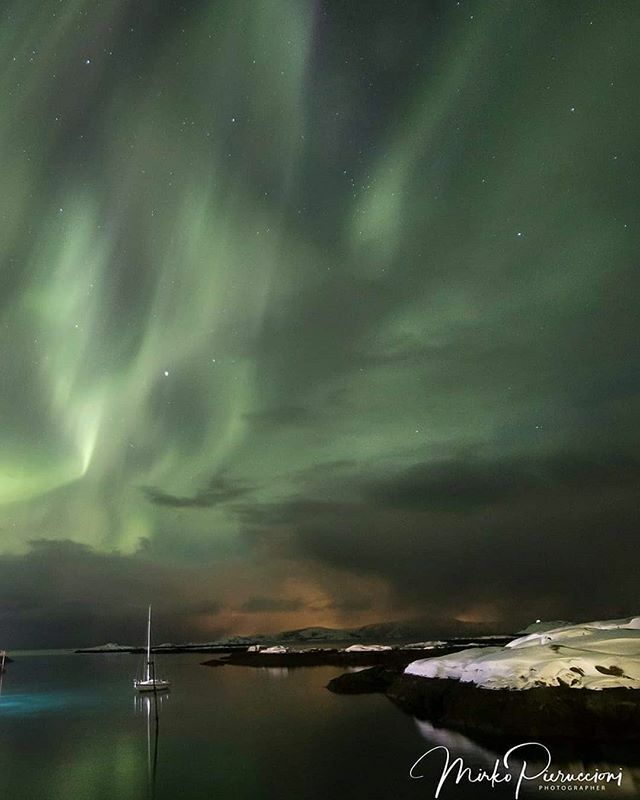 E pensare che 20 giorni fa ero ad ammirare questo....
•
•
•
•
•
•
•
•
#auroraboreale #auroraborealis #nature #ig #northernlights #auroraboreal #auroras #aurora #nightsky #norway #travel #naturephotography #lapland #lofoten #auroraborealisnotifica… ift.tt/33i3Meu