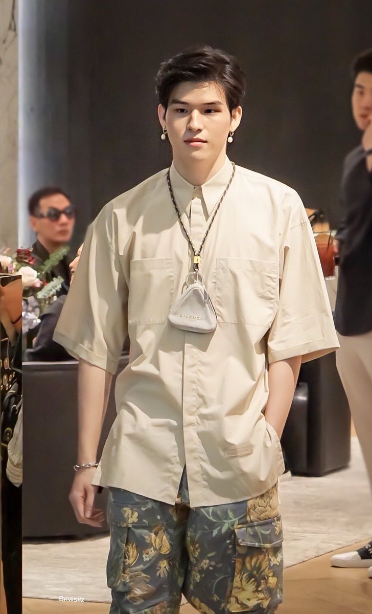 Nathanan28's tweet photo. หลีกๆๆพ่อจะเดิน พ่อจะไปมิลานอีกรอบ
@skywongraveee
#รักผู้ชายชื่อสกายวงศ์รวี
#skywongravee #GivenchySS20 https://t.co/zi2Z4XPNtl