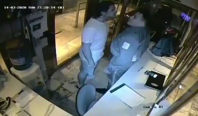 davycoen1's tweet photo. En relación al video que publiqué anoche quiero informar, nobleza obliga, que tanto el Presidente @alferdez como @wadodecorrido se comunicaron conmigo anoche 1.30 de la madrugada para pedir datos sobre el agresor quien ya está a disposición del juzgado de San Isidro y custodia 👇🏼 https://t.co/0ynsNzLzUl