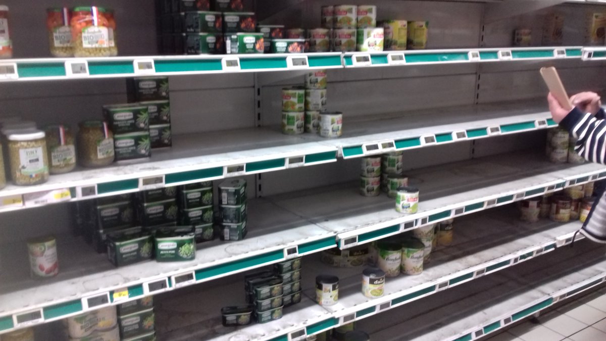 Douceur_Python's tweet photo. PQ j'ai, pâtes j'aime pas mais Quinoa et blé nada,farine nada,pois chiche nada,javel nada ... Par contre litière pour mes chats nada aussi.les gens deviennent fous. @Intermarché https://t.co/vEDZagGfNw