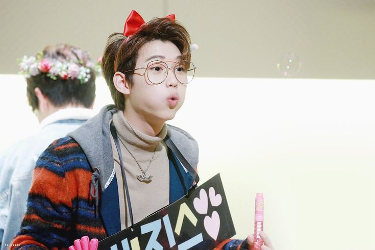 AhreumChuu's tweet photo. Hey uhh... @Stray_Kids which Felix photo should be my header?

I JUST FOUND FRYS AT MY DESK WHO- https://t.co/LVuUVkPIjE
