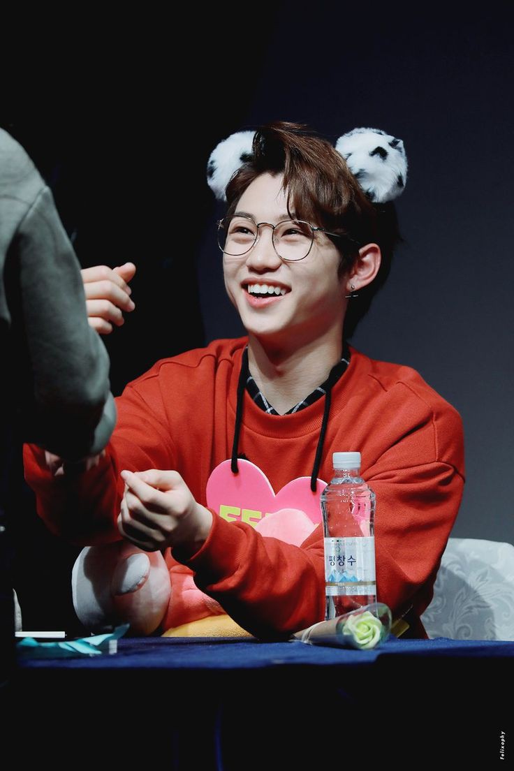 AhreumChuu's tweet photo. Hey uhh... @Stray_Kids which Felix photo should be my header?

I JUST FOUND FRYS AT MY DESK WHO- https://t.co/LVuUVkPIjE