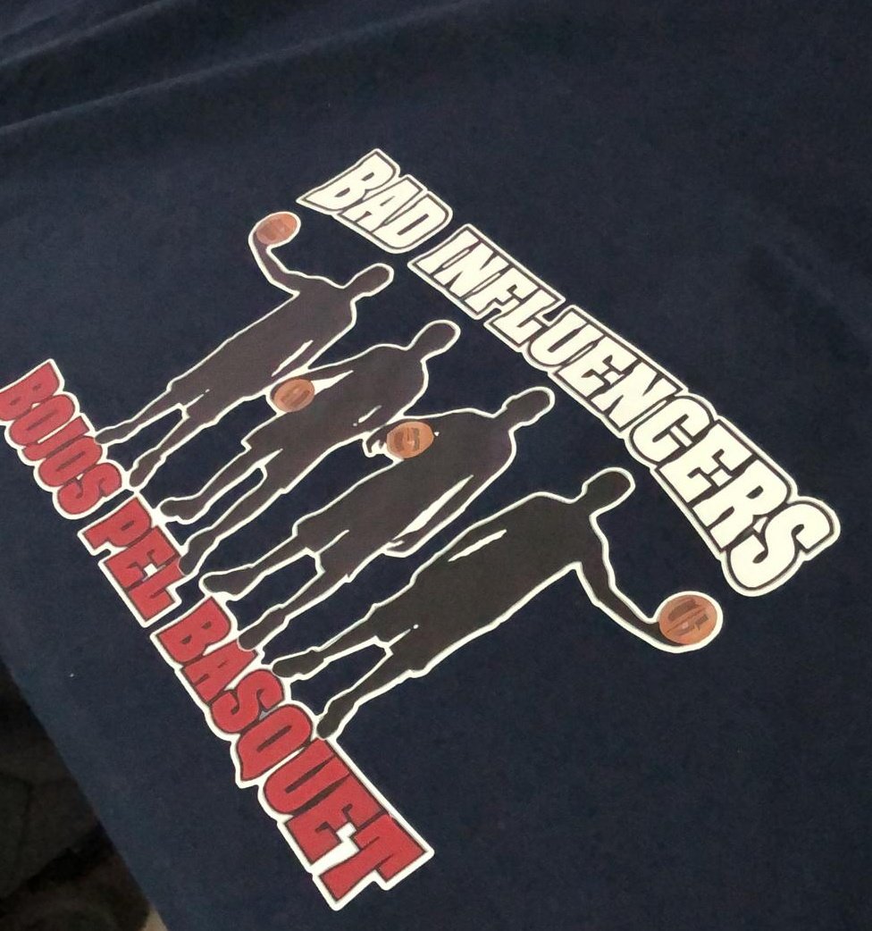 badsinfluencers's tweet photo. ¿T'agrada el basket? Penjat un vídeo de #basketacasa i pots guanyar una samarreta del @badsinfluencers. Indica el hastag #somcbg #quenoparielbasket per aconseguir samarreta @badsinfluencers https://t.co/Bz77ggB5SM