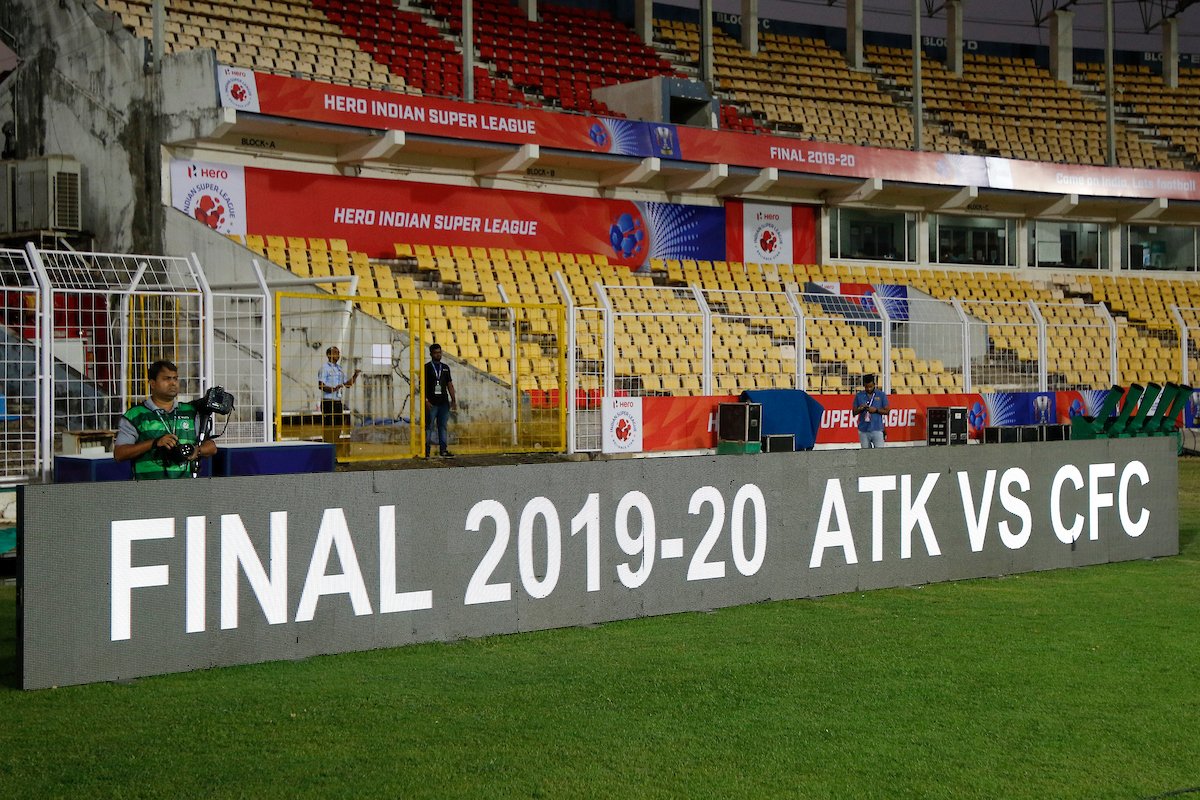 ESPNIndia's tweet photo. Masks, sanitizers, temperature checks and awkward handshakes: Chronicle of a final foretold | @AnirudhMenon89 shares the bizarre, surreal experience of his Goa trip for the ISL final
#HeroISLFinal #ATKCFC #Coronaindia
✍️https://t.co/x88D9Mr877 https://t.co/PbsJkFrHFJ