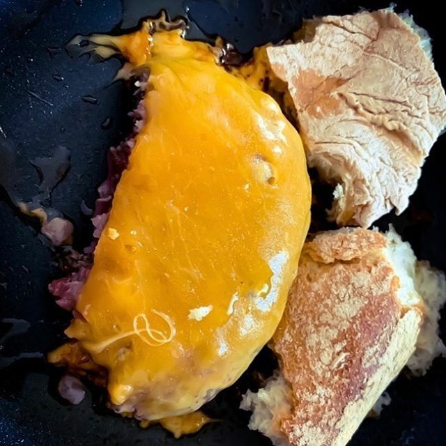 aportaluppi's tweet photo. Bites.
•
•
•
#bites #hamburger #cheddar #redmeat #meat #carne #viande #hamburguesa #burger #burgerporn #burgerlovers #burgers #burgermania https://t.co/i3Plmg8ZoK