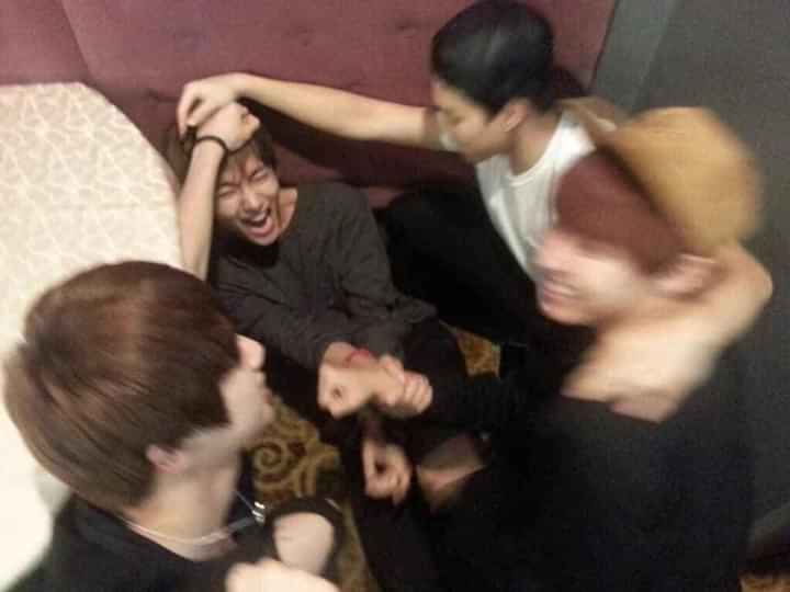 JuviaLeo_twt's tweet photo. THROWBACK
Mấy phút trước, Kim Taehyung chụp hình các tv rồi vẽ thêm mấy cái xích gắn vào cổ mấy tên kia, sau đó đăng lên twt. Mấy chục phút sau, ai đó trong nhóm đã đăng cái hình đập hội đồng này lên =)) 
#BTSARMY    #BestFanArmy #iHeartAwards @BTS_twt https://t.co/2QsSma6Xlu