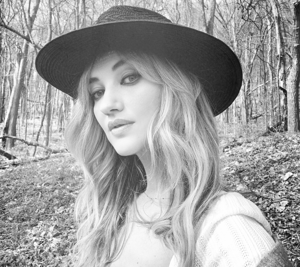 _SarahDarling's tweet photo. We may be social distancing, but it doesn’t mean you can’t enjoy the beauty around us.  I’ve updated the Campfire Covers playlist if you need some inspiration in the trees! 🏕 🤍 x
#walkshelp #goodmedicine 
https://t.co/BnxGI6Ipdl https://t.co/oqdI4w3RGn