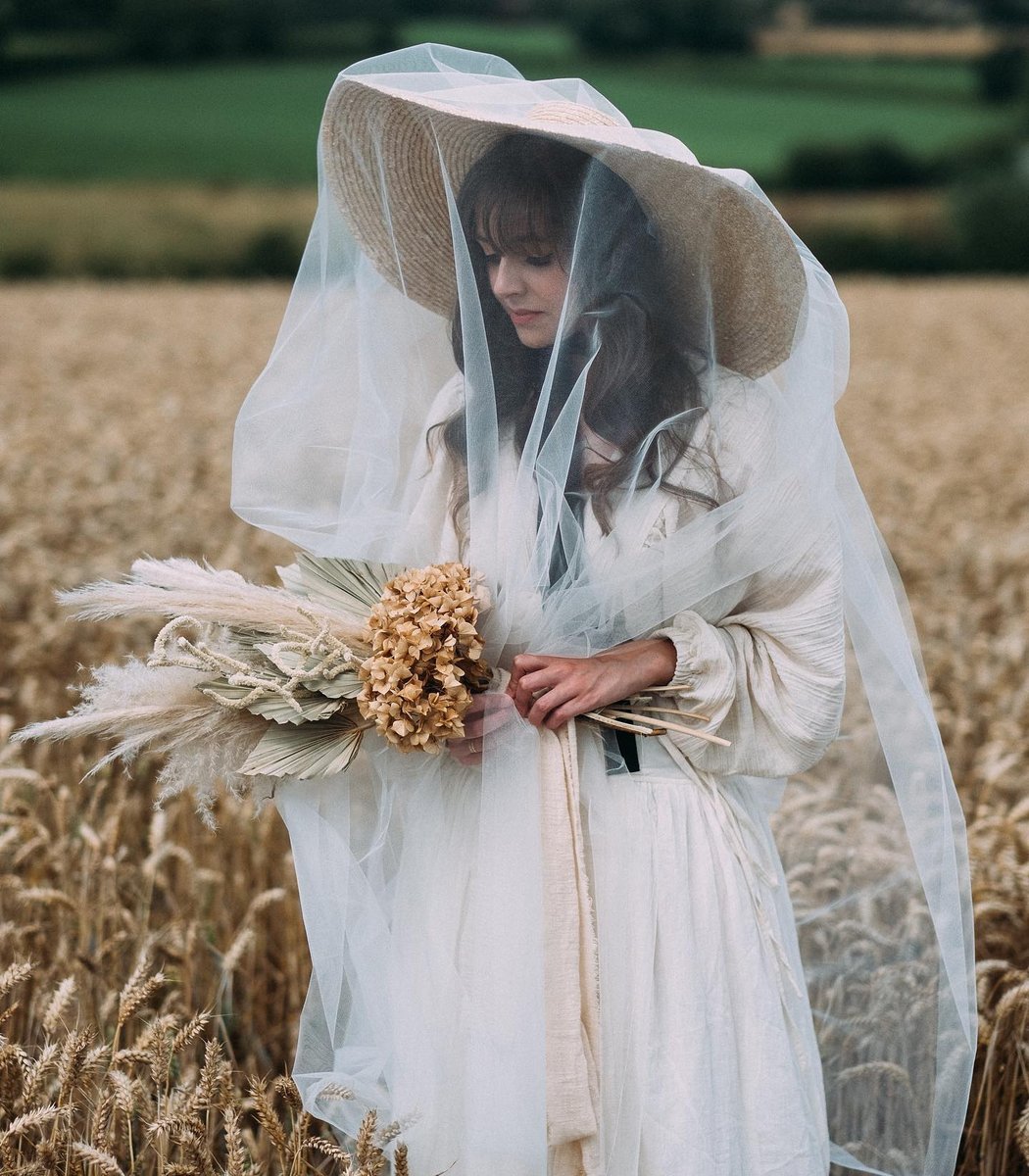 Gorgeous Bohemian Bridal shoot in the Wheat Fields at Lyde Court  💛🌾@colinnichollsphotography 

lydecourt.com

#photoshoot #bridalphotoshoot #wheatfields

📷 <a href="/coutureeventss/">Ellis Sullivan</a>