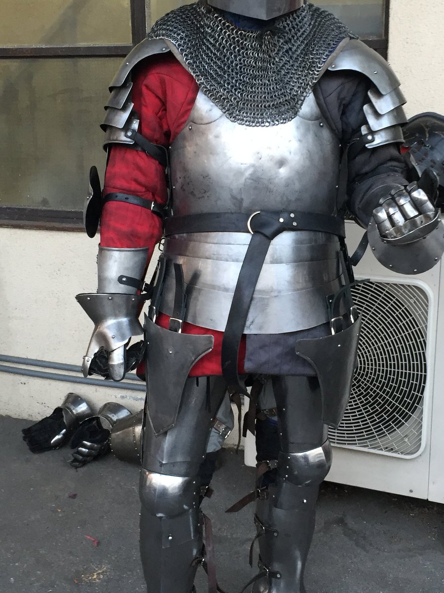 鎧の腕は構造上 真っ直ぐ伸ばせなくてくの字になるということを言いたい画像 真っ直 鎧田 神奈川に住んでるエルフ1巻 のイラスト