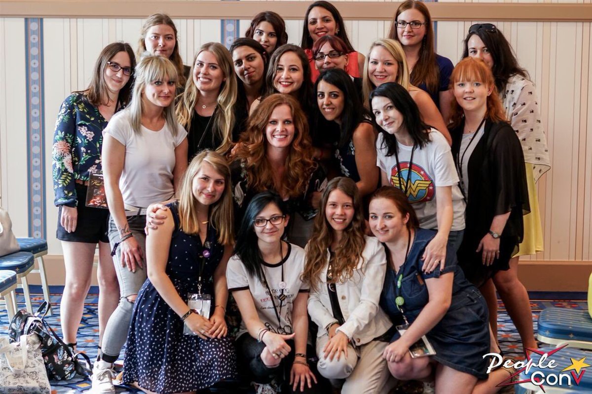 Leila_EvilRegal's tweet photo. @RosterCon @peoplecons Impossible d’en choisir qu’un seul alors je vais en prendre 1 par convention : #THEC1 meet Bex, #THEC2 photo Lana, #THEC3 remise du fanbook à Josh https://t.co/vo9GNtJn0Q