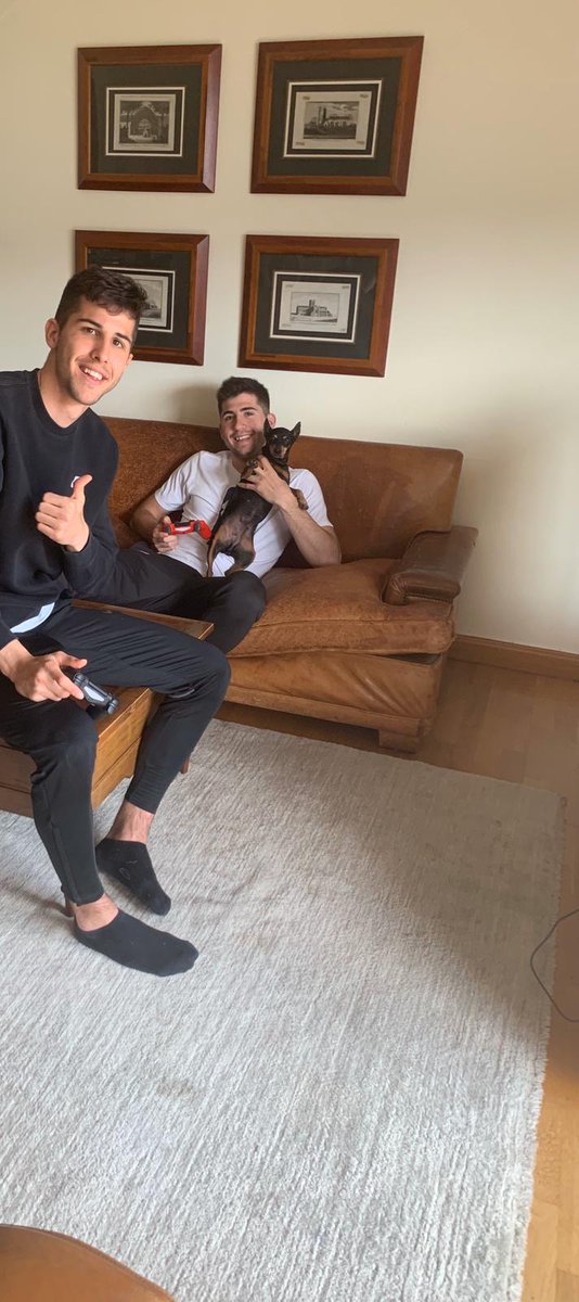 También se queda en casa nuestro jugador <a href="/areso_7/">Javier Areso</a> 
En la foto junto a su hermano <a href="/areso1999/">Jesús Areso</a>, jugador de <a href="/canteradelezama/">Lᴀ Cᴀɴᴛᴇʀᴀ Dᴇ Lᴇᴢᴀᴍᴀ</a> 🐶🎮

#QuédateEnCasa
#YoMeQuedoEnCasa