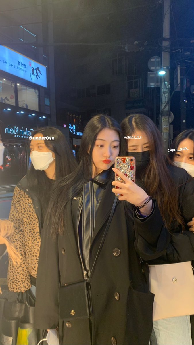 goodaybrasil's tweet photo. [STORIES] Bomin postou essa foto, com as meninas. 

Amamos uma família. https://t.co/MOuJ9LJJ2y