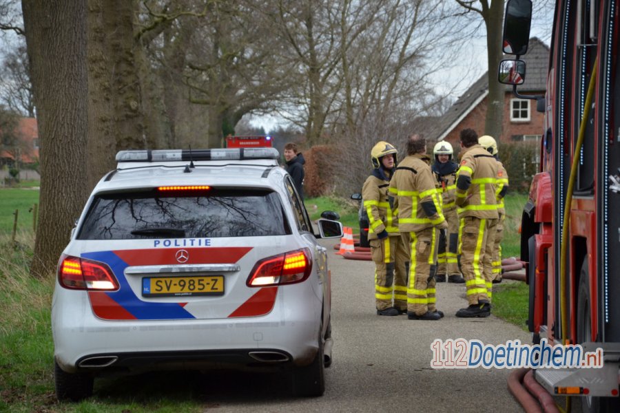 Brandweer blust woningbrand in buitengebied van #Hengelo Gld. 112Doetinchem.