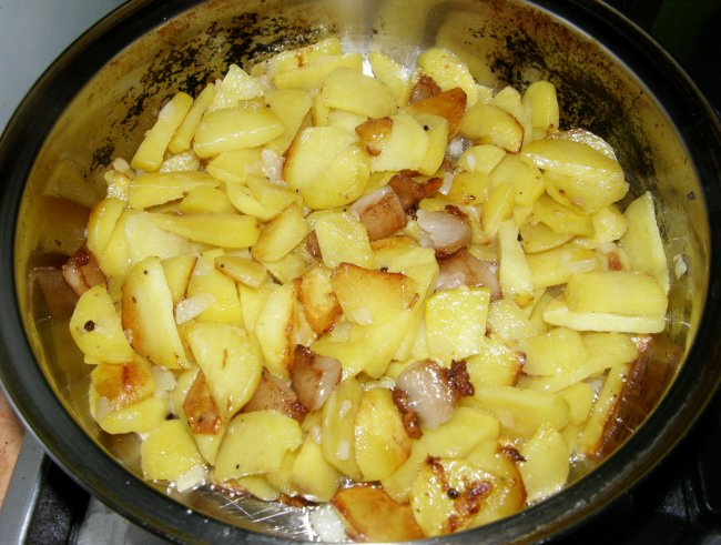Жареная картошка с луком на сковороде