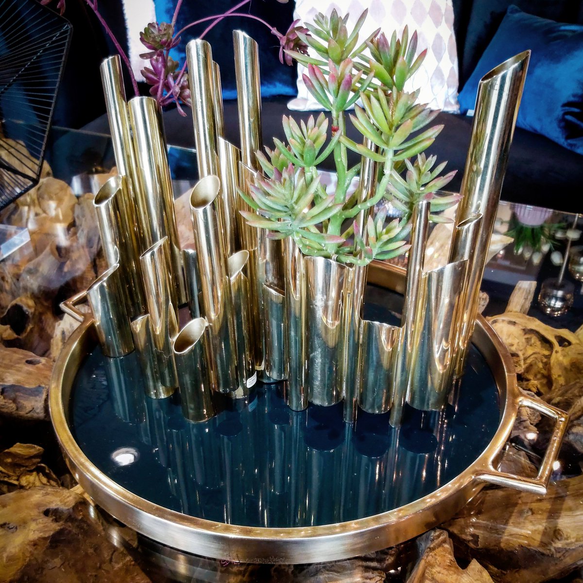 Modern_Accents's tweet photo. Another amazing accent. Dream of the possibilities for this vase piece. What would you put in it?
#vases #creativedesign #manypossibilities #uniquedecor #modernaccents #springdecor #homelove #golddecor #goldaccents https://t.co/BvnNp80CWE