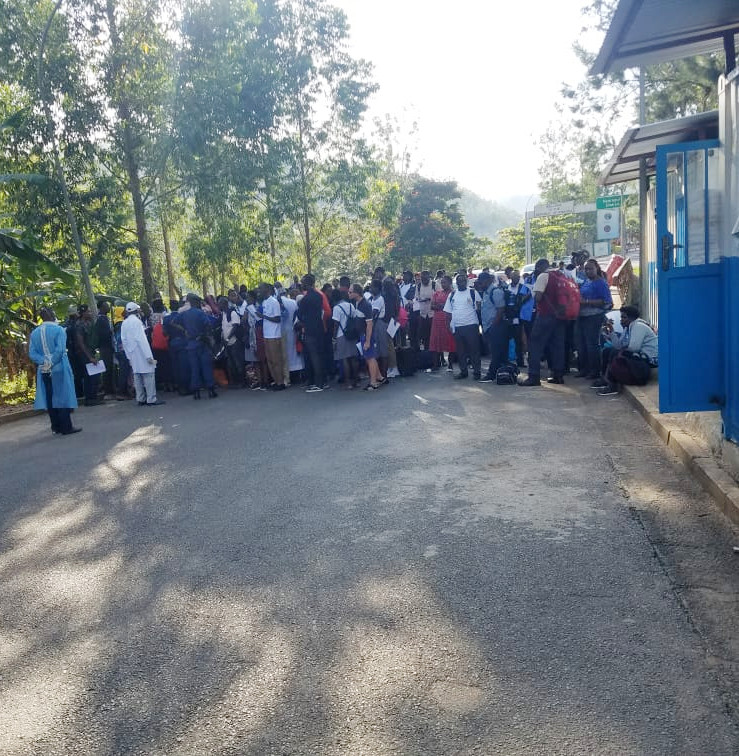  Après l'annonce de fermeture au  #Rwanda des écoles et autres lieux de rassemblement public pour éviter la propagation du  #coronavirus, des centaines d’élèves et étudiants au poste-frontière Kanyaru Bas, où ils viennent d'obtenir l’entrée au  #Burundi moyennant un formulaire