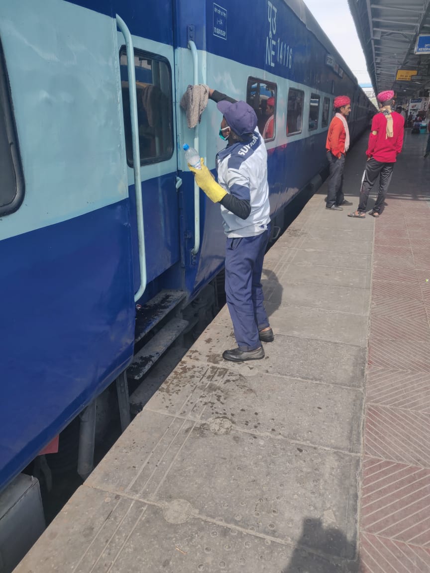 #CoronaVirusUpdates All efforts being done #JaipurStation to disinfect the surfaces touched by passengers as #Coronaindia preventive measures.
