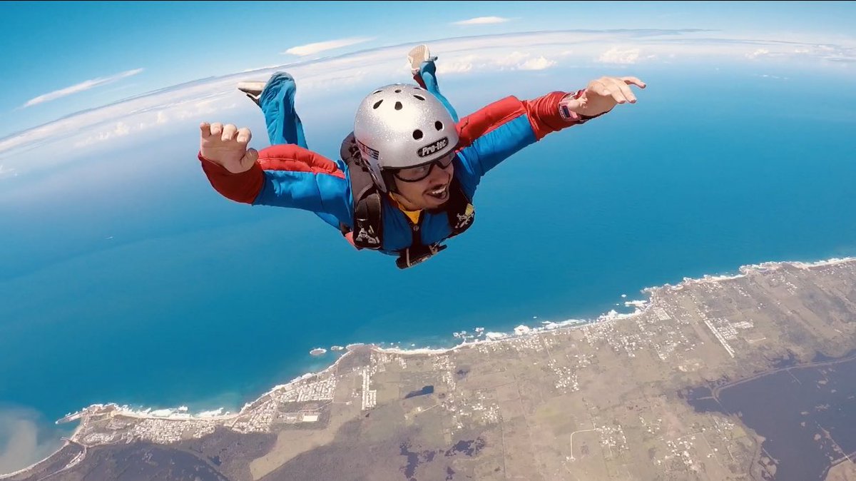SoyRoderickRow's tweet image. El dinero no compra la felicidad, pero si compra saltos en paracaídas que es casi lo mismo #skydivingpuertorico graduation day 🪂 todo un paracaidista ✅