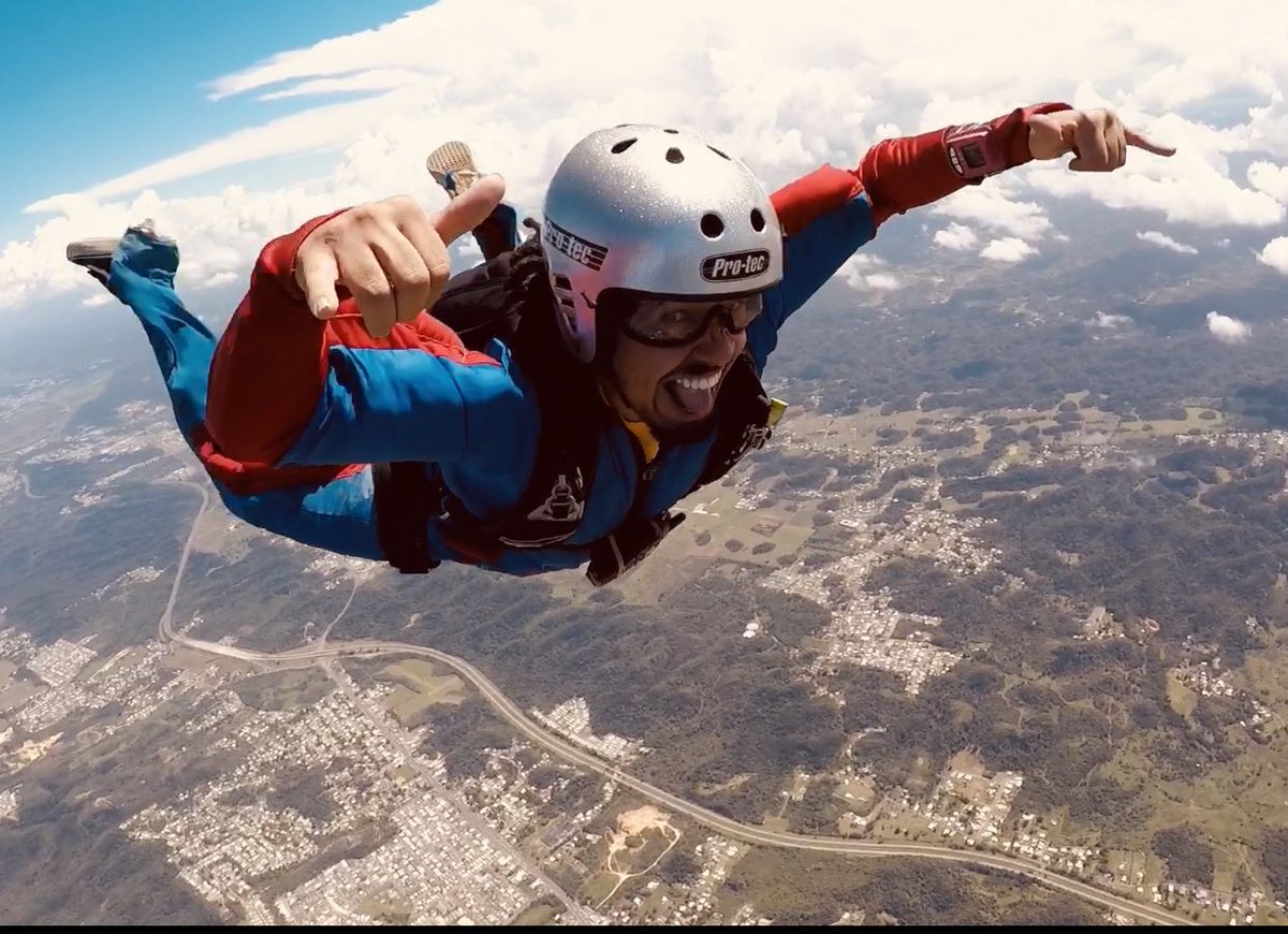 SoyRoderickRow's tweet image. El dinero no compra la felicidad, pero si compra saltos en paracaídas que es casi lo mismo #skydivingpuertorico graduation day 🪂 todo un paracaidista ✅