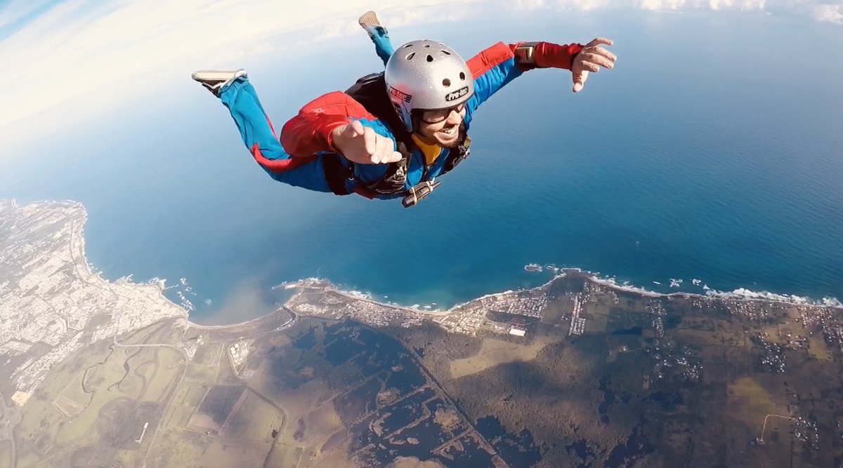 SoyRoderickRow's tweet image. El dinero no compra la felicidad, pero si compra saltos en paracaídas que es casi lo mismo #skydivingpuertorico graduation day 🪂 todo un paracaidista ✅