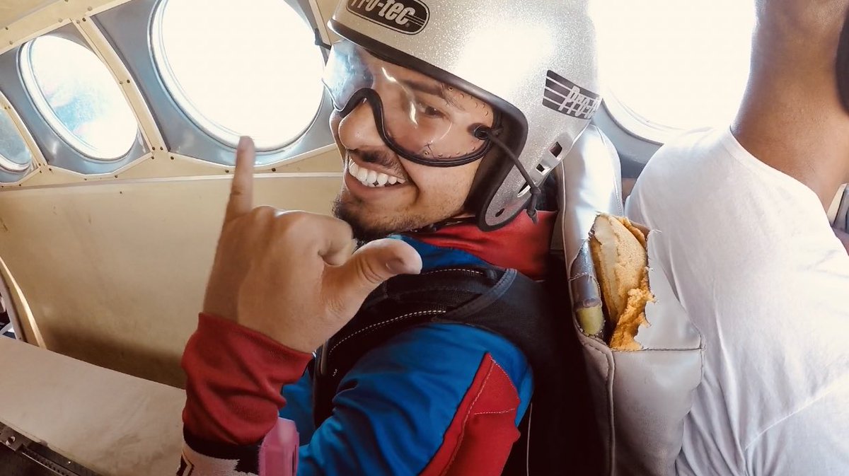 SoyRoderickRow's tweet image. El dinero no compra la felicidad, pero si compra saltos en paracaídas que es casi lo mismo #skydivingpuertorico graduation day 🪂 todo un paracaidista ✅