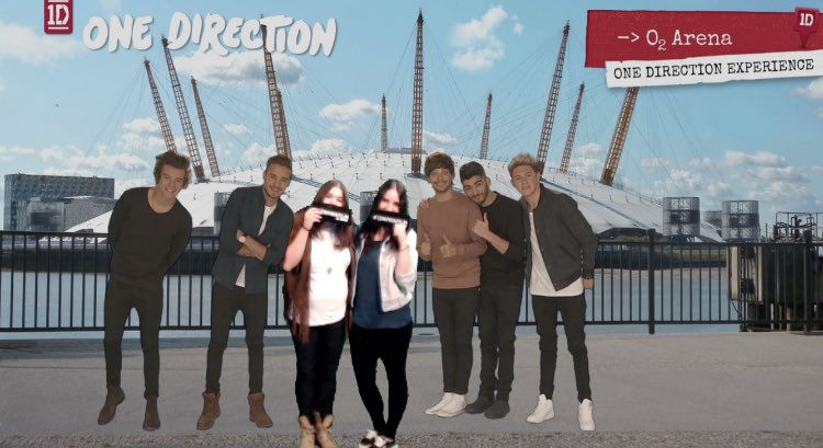 julsdefenceless's tweet photo. Nos hicimos una foto por holograma súper realista con los chicos, vamos, es que no vais a notar la diferencia. Además era como un vídeo donde te explicaban cosas de Londres, la verdad es que molaba un montón. https://t.co/DmBjKji0bG