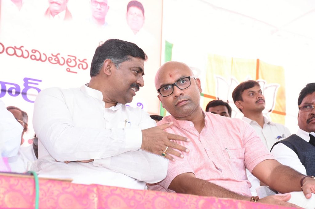 ఆత్మీయ ఆలింగనం 

🔹నా జీవితంలో ఇలాంటి ఫీలింగ్ కలగడం ఇది మూడోసారి..🔹
 
👉మొదటి రెండు మా నాన్న ఈ రాష్ట్రంలో ఒక పార్టీ అధ్యక్ష పదవి పొందినపుడు 

👉మూడవది నా సోదరుడు బండి సంజయ్ కుమార్ అధ్యక్షుడైనప్పుడు

🔹This is the third time I have had this overwhelming feeling in my life.🔹