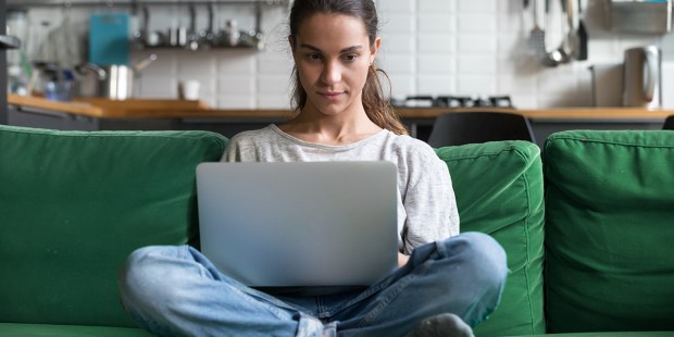 Universidadcol's tweet photo. Virtualizar programas presenciales no es tan fácil como parece. Que universidades con programas presenciales comiencen a virtualizar contenidos por el Covic19 no es una cuestión de “soplar y hacer botellas”. Hay impactos legales y académicos https://t.co/xL8P5IWZI4 https://t.co/KF72AY8S3Z
