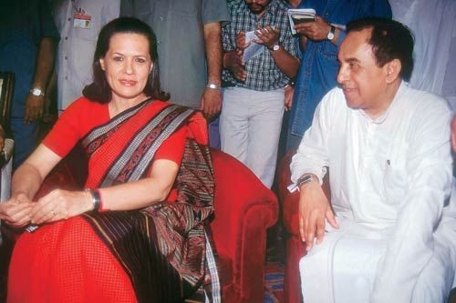 Now this one picture which Swamy & his team hates the most.Swamy colluded with Sonia and Jayalalitha to bring down the Vajpayee government in 1998.He organised a famous tea party whr he alongside Sonia, JJ & Mayawati brought down 13 months Vajpayee govReasons best known to him