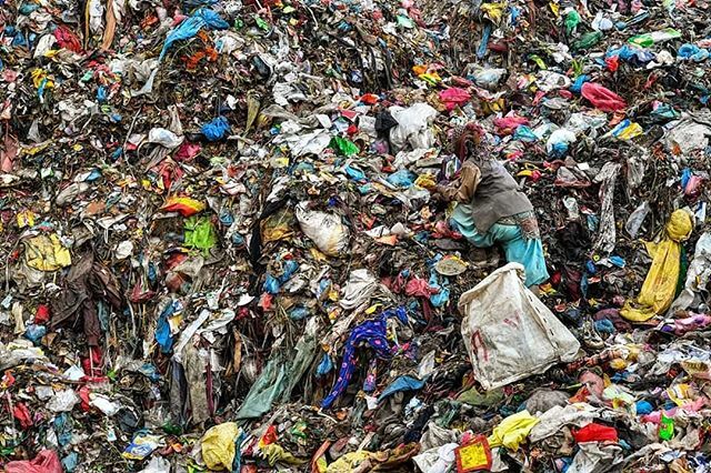 xrpadova's tweet photo. CASH FOR TRASH

Uno dei maggiori problemi dei nostri tempi è il consumismo sfrenato che si traduce in accumulo e smaltimento dei rifiuti insostenibili. 
Questa è una fotografia di Valerie Leonard, una "environmental photographer" che ha immortalato la ri… https://t.co/hES6Nq7Vtj https://t.co/VjVJO9JZ6r