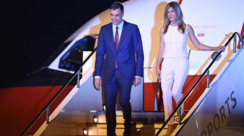 أكدت #اسبانيا إصابة زوجة رئيس الوزراء بيدرو سانشيز بـ #فيروس_كورونا في وقت فرض حجر صحي شبه كامل في البلاد منعا لتفشي الفيروس.
وقالت الحكومة إن رئيس الوزراء وزوجته بخير “وكلاهما موجود في مونكلوا مقر رئيس الحكومة، ويُتابعان باستمرار الإجراءات الوقائية التي حددتها السلطات الصحية”.