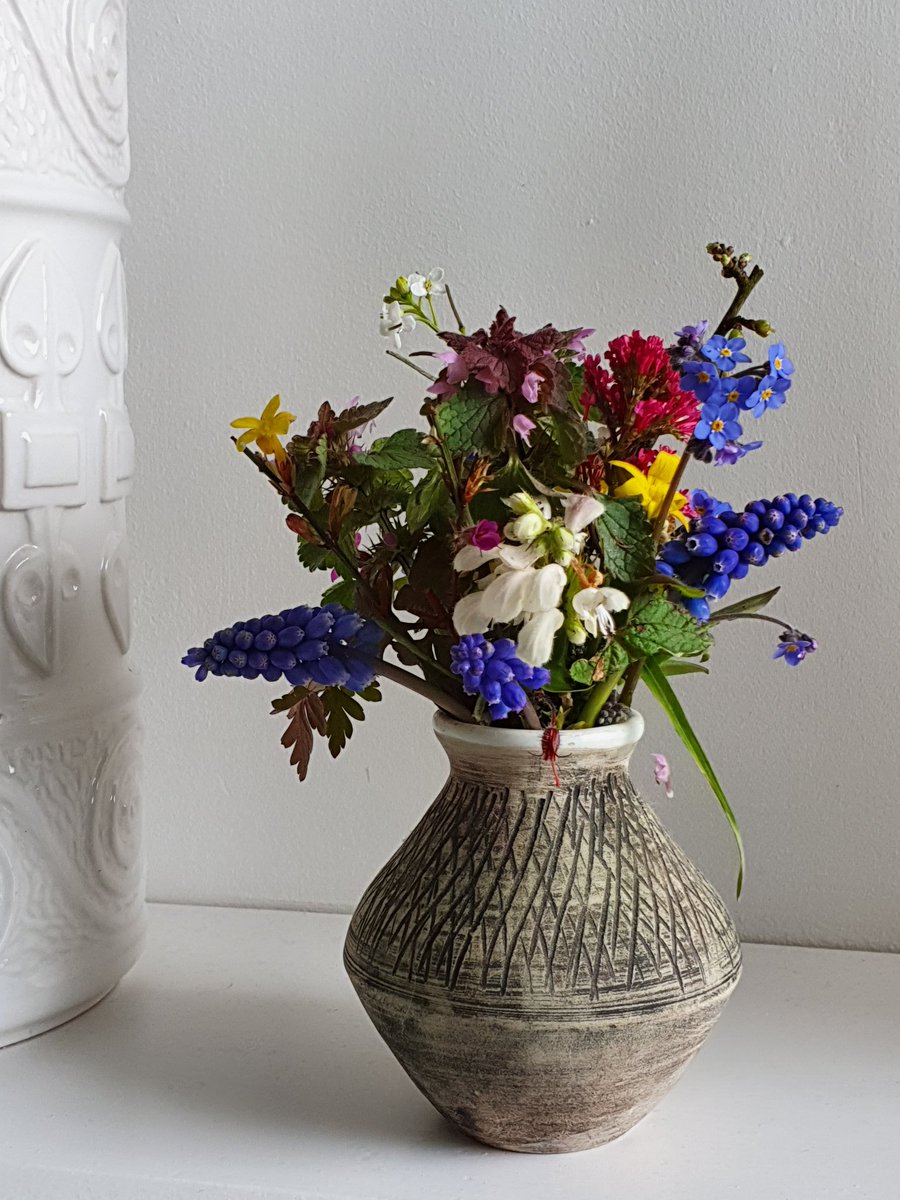 An hour of calm amidst the madness...long walk with the family and making a miniature bouquet with my favourite small person

#StayAtHome #SundayMorning #SpringIsComing #Flowers  #ryepottery #sgraffito #70svase