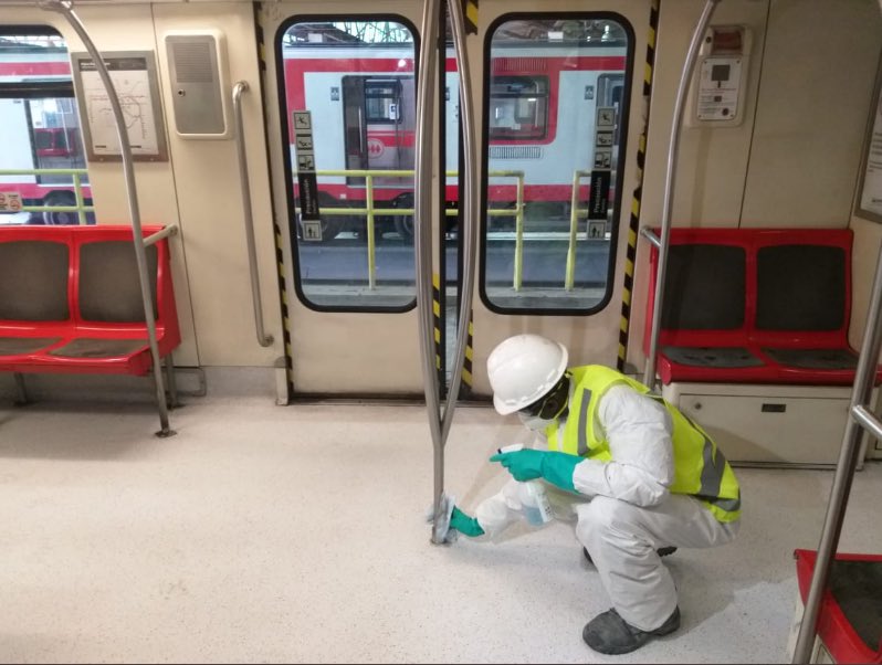 metrodesantiago's tweet image. Estamos utilizando un producto antiviral (Amonio cuaternario) que se usa en recintos hospitalarios al interior de nuestros trenes para combatir el #coronaviruschile y poniendo especial foco en pasamanos, manillas y asientos. 🚇