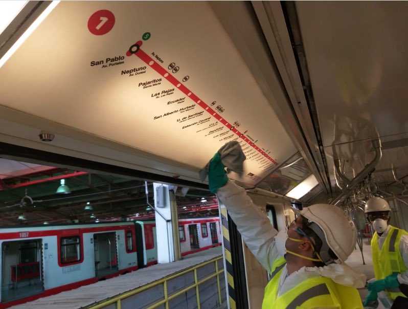 metrodesantiago's tweet image. Estamos utilizando un producto antiviral (Amonio cuaternario) que se usa en recintos hospitalarios al interior de nuestros trenes para combatir el #coronaviruschile y poniendo especial foco en pasamanos, manillas y asientos. 🚇