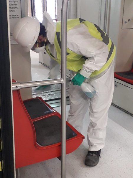 metrodesantiago's tweet image. Estamos utilizando un producto antiviral (Amonio cuaternario) que se usa en recintos hospitalarios al interior de nuestros trenes para combatir el #coronaviruschile y poniendo especial foco en pasamanos, manillas y asientos. 🚇