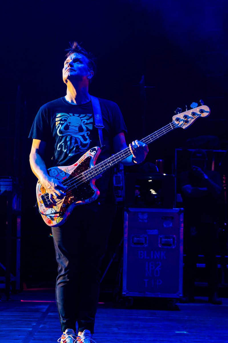 Everyone wish <a href="/markhoppus/">mark hoppus</a> a happy birthday! 🎂🎸 

[📸 <a href="/fogagain/">Daniel Rojas</a>]