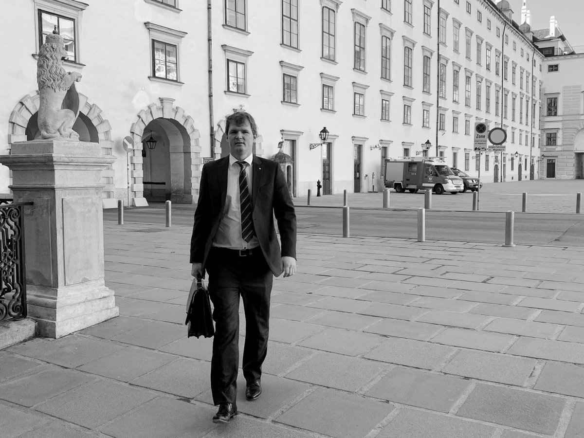 Hirczy's tweet photo. Gerade am Weg zur Sondersitzung des Bundesrates. Unser Thema: COVID-19 
Halten wir in diesen schweren Stunden und Tagen zusammen! Befolgen wir die Anweisungen, so können wir die Ausbreitung des Virus verhindern.

Die Lage ist ernst, aber nicht hoffnungslos. https://t.co/zKjV8yq41K