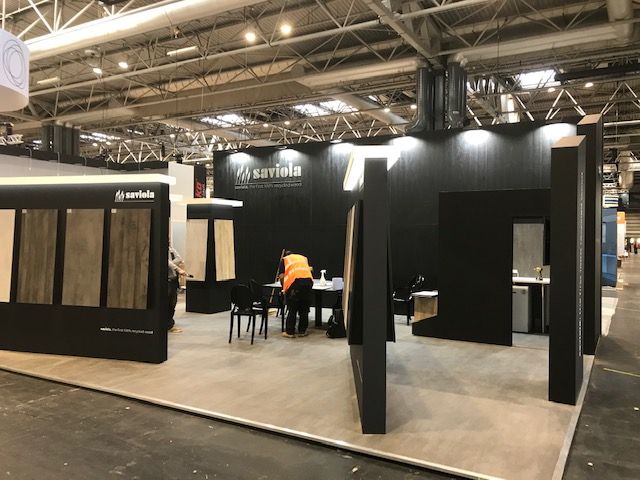 sovexhibitions's tweet photo. @GruppoSaviola stand at @kbb_birmingham last week. Our team worked hard on the build of this sleek black stand, showcasing fantastic products. We hope everyone had a great KBB 2020!
#kbb2020 #kitchenfitting #bathroomfitting #tradeshow #kitchenshow #bathroomshow https://t.co/1Z2XjdVOG8