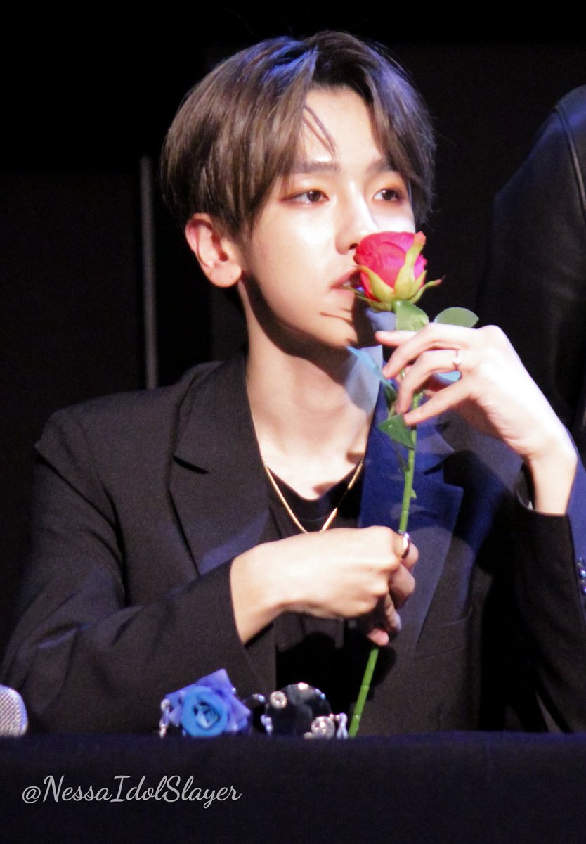 NessaIdolSlayer's tweet photo. 191110 fansign
Did someone call for a Prince Charming? 🌹
#1TEAM #루빈 #이루빈 #ルビン #RUBIN #원팀 #IRUBIN #MakeThis https://t.co/ea1hrnHQH0