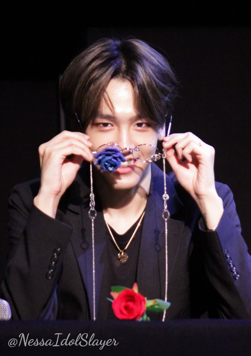 NessaIdolSlayer's tweet photo. 191110 fansign
Did someone call for a Prince Charming? 🌹
#1TEAM #루빈 #이루빈 #ルビン #RUBIN #원팀 #IRUBIN #MakeThis https://t.co/ea1hrnHQH0