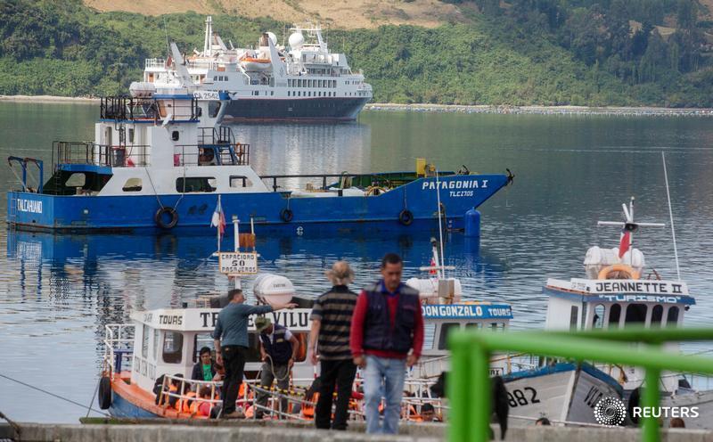 ReutersLatam's tweet photo. El crucero con bandera de Bahamas 'Silver explorer', aislado en el puerto de Castro, en el sur de #Chile, después de que un pasajero mostró síntomas similares a los de la enfermedad por #coronavirus (#COVIDー19), en #Chiloé. REUTERS/Álvaro Vidal #covid19chile https://t.co/mTiO8vgeVQ