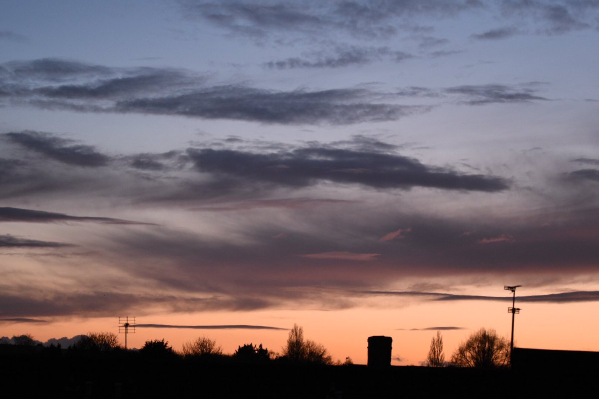 DavidYelf's tweet photo. #sunset #charlton https://t.co/f0A5xCoeu8