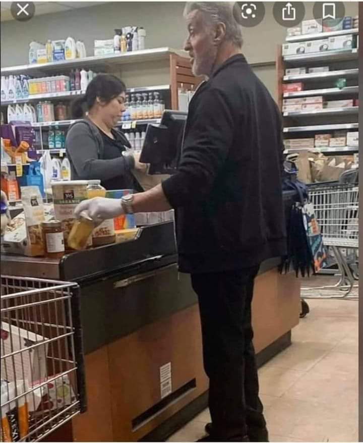 cinemadeinasia's tweet photo. Stallone no pierde el juicio por el papel del culo. Stallone sabe el secreto de las 3 conchas. Aprendamos de Stallone. #CompraResponsablemente https://t.co/XzSoFJjDAa