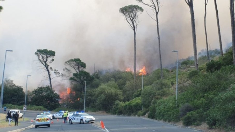 SouthernStaying's tweet photo. More than 130 #firefighters on #Sunday are at a fire at Signal Hill, Table Mountain area, in Cape Town in the midst of the windy conditions that rapidly spread the fire. https://t.co/Kcc6HsfOsS