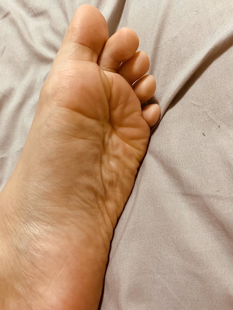 H47833012's tweet photo. Check out @LucyHunterFeet and those super sexy soles🤤🤤 also the Longs socks as well😍😍 you’d be crazy to not go check her and see what she’s offering. #sexyfeet #socks #footfetish https://t.co/YZpc2fb5lF