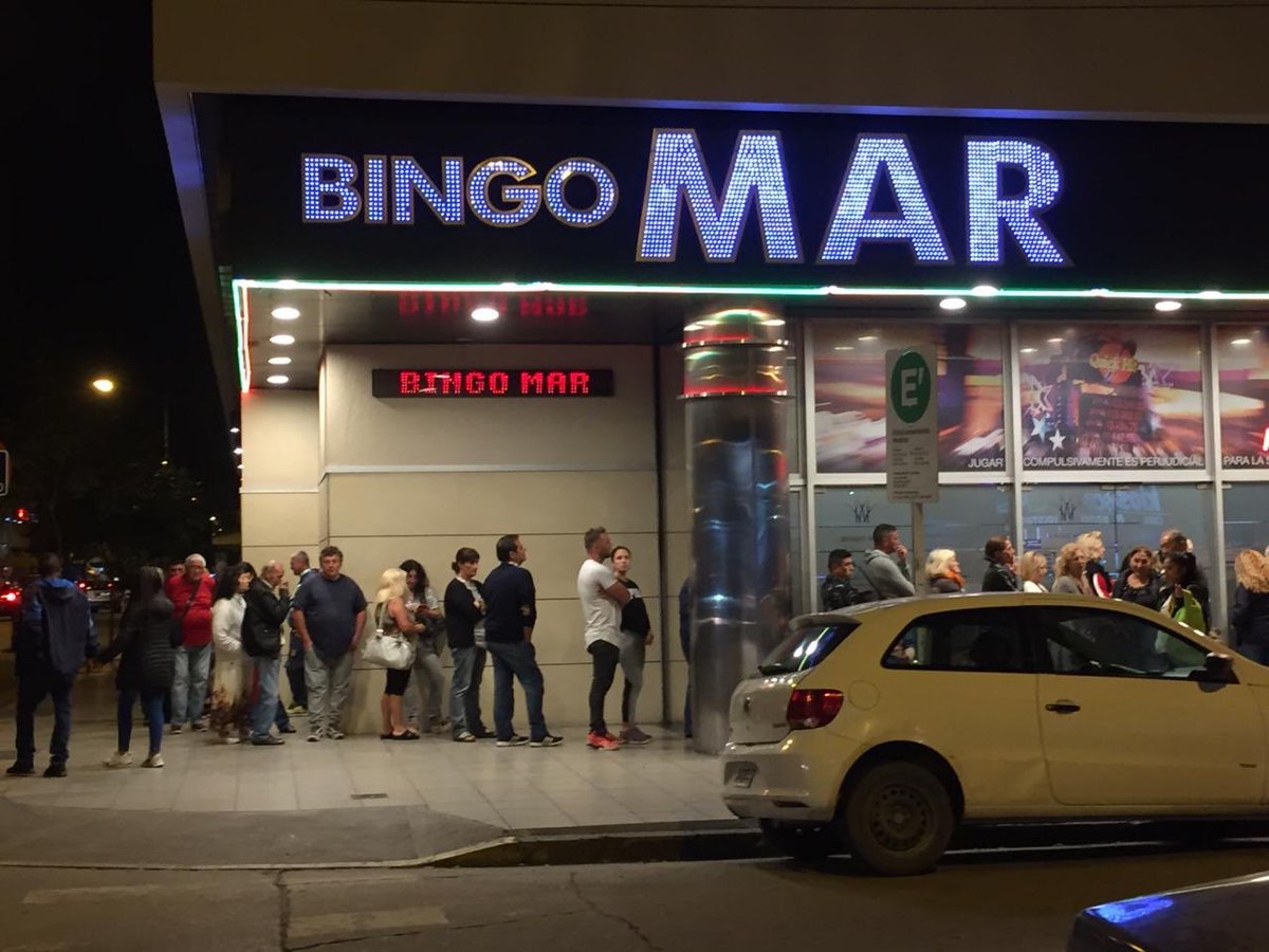 DoctorFerro's tweet image. Estas son las cosas que no alcanzo a comprender: las escuelas se cierran y esta es la cola del bingo anoche. Quien conduce?? @danielbertagno @danielalvarez99 @lacapitalmdq