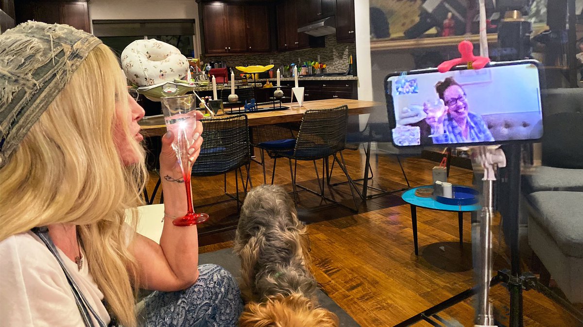 GoGrlMediaSusie's tweet image. Had drinks with gal pal/fellow writer, Sara Israel.  #SocialDistancing #workaround #enjoyinglife #girlpower